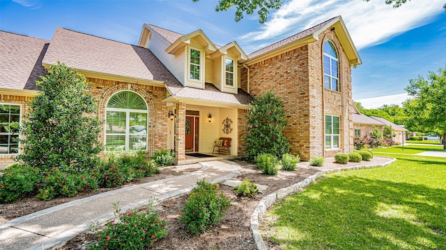 view of front of home featuring a front lawn