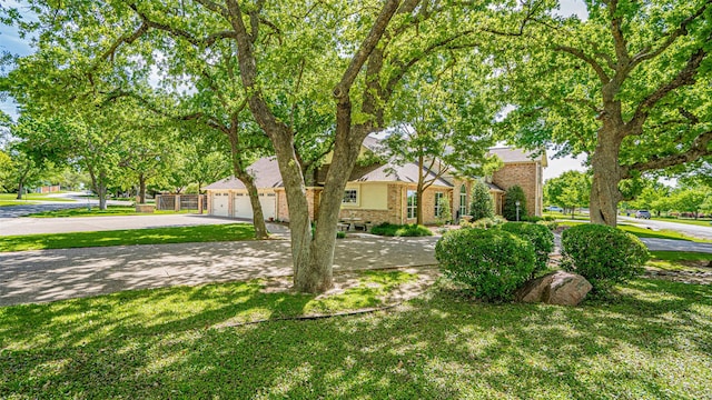 view of front facade featuring a front yard