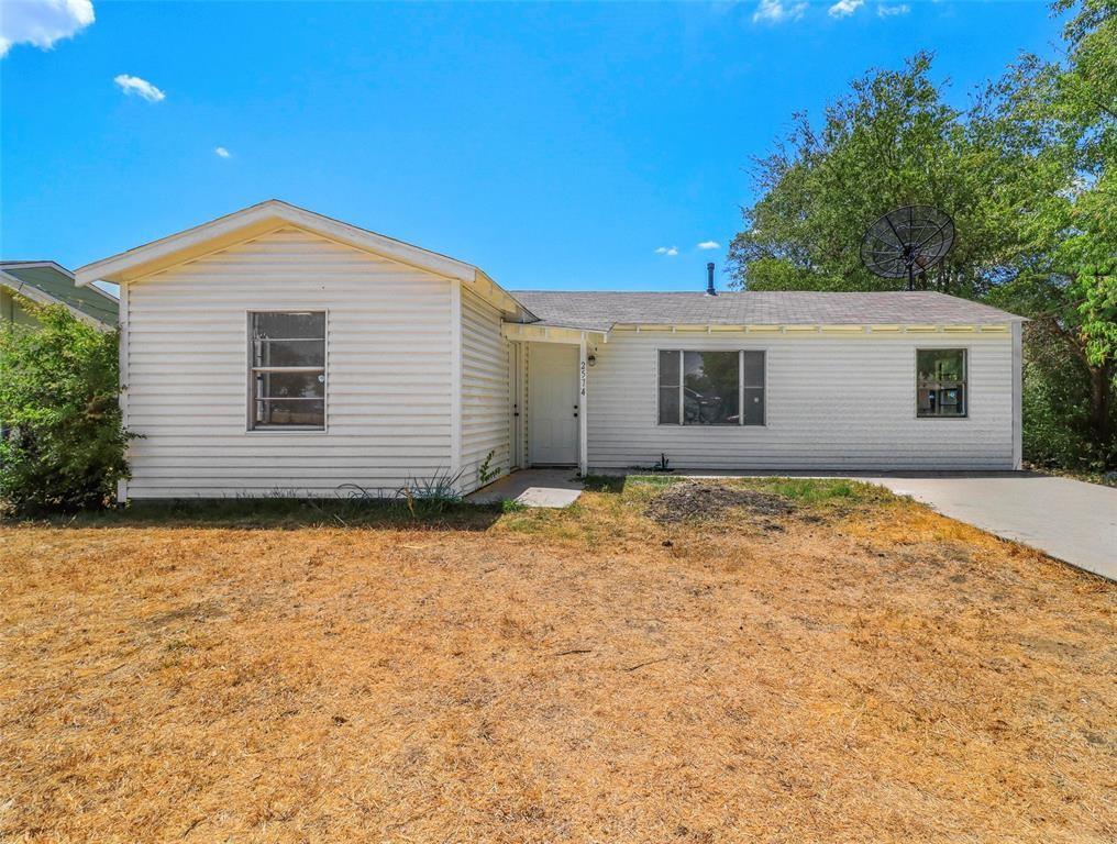 view of front of property featuring a front yard