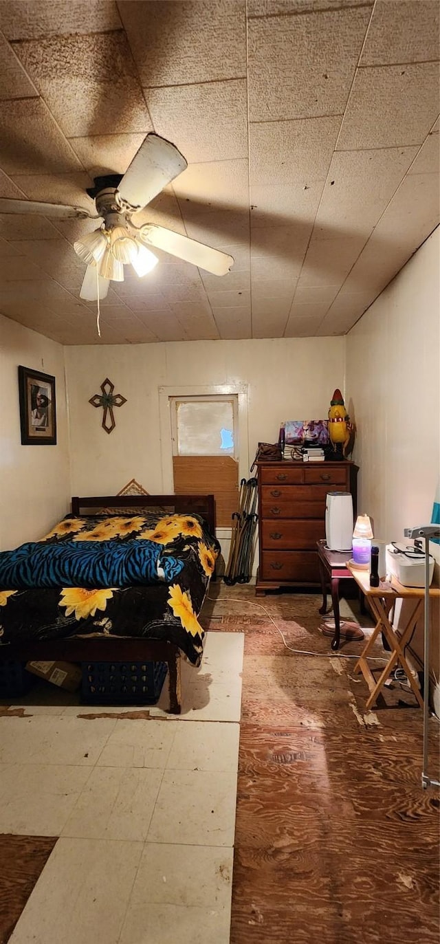 bedroom featuring ceiling fan