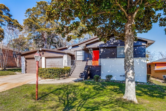 view of front of house featuring a garage and a front yard