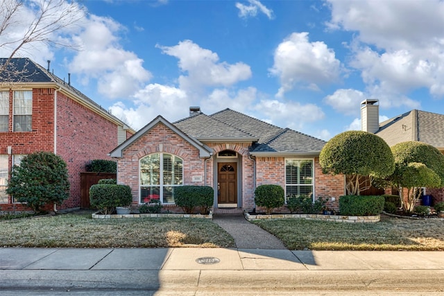 view of front property featuring a front lawn