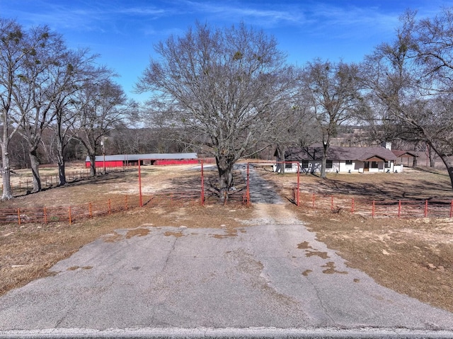 view of yard featuring a rural view