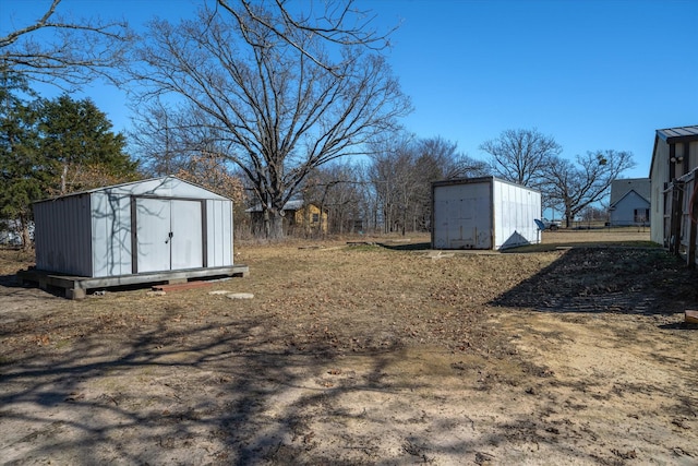 view of yard featuring a storage shed