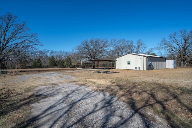 view of yard with an outbuilding