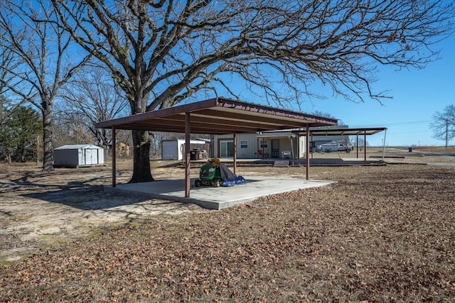 view of yard with a storage unit