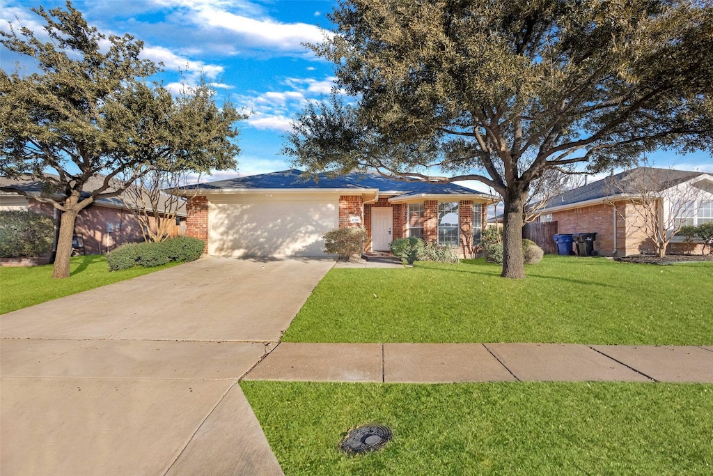 single story home featuring a front yard