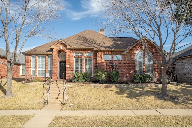 view of front facade featuring a front lawn