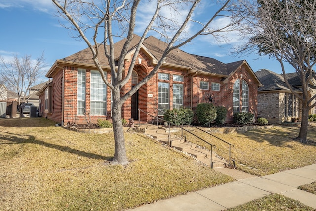 view of front facade featuring a front lawn