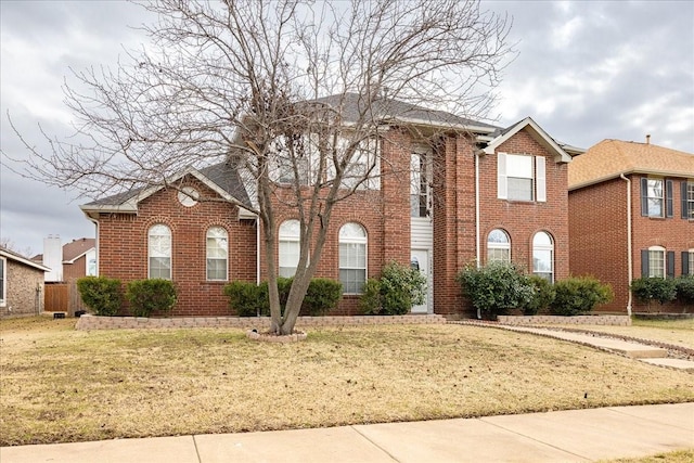 front of property with a front lawn