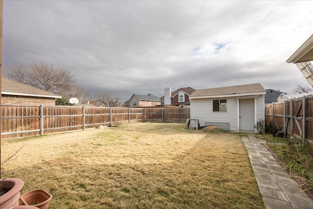 view of yard with an outdoor structure