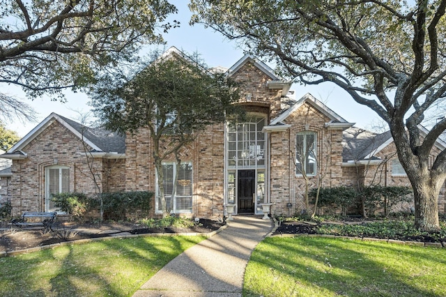 view of front of home featuring a front yard