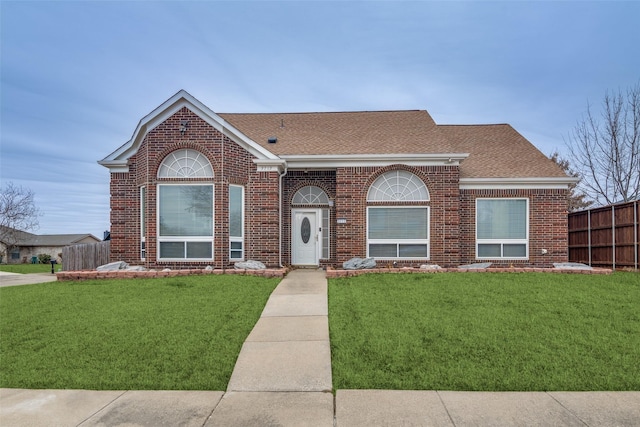 view of front of house featuring a front lawn