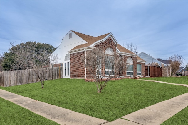 view of front facade featuring a front yard