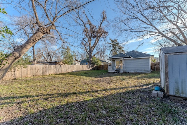 view of yard featuring a shed