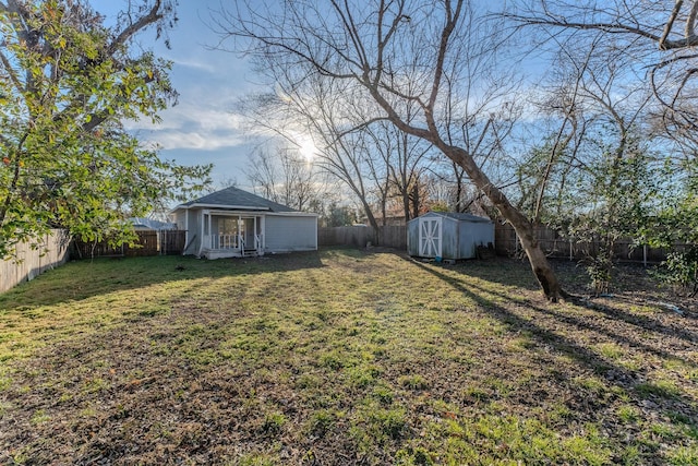 view of yard featuring a storage shed