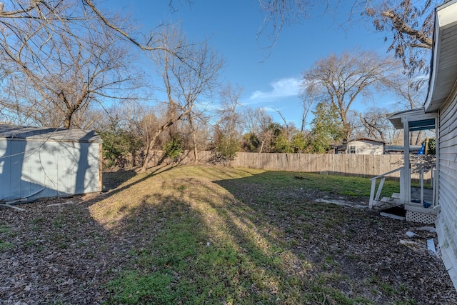 view of yard featuring a storage shed