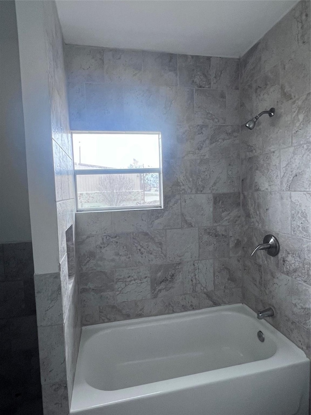 bathroom featuring tiled shower / bath