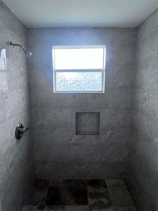 bathroom featuring a tile shower