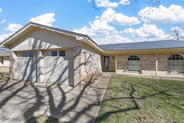 view of front of home with a garage and a front yard