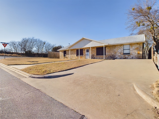 single story home with a front lawn