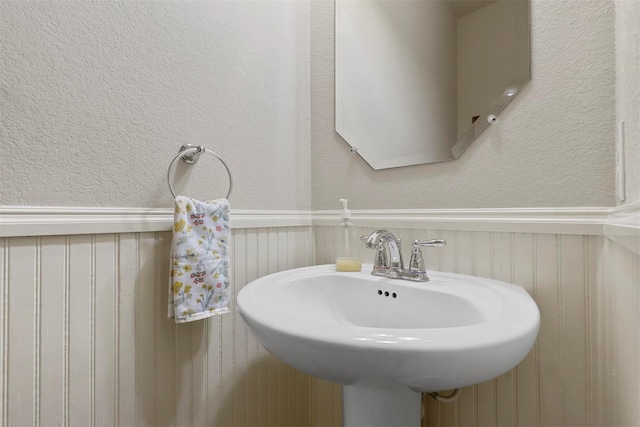 bathroom featuring sink