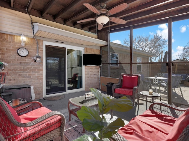 sunroom with ceiling fan