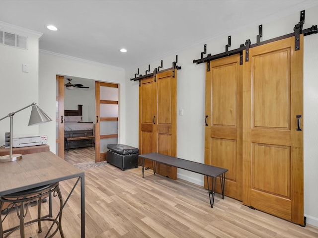 mudroom featuring crown molding, a barn door, ceiling fan, and light hardwood / wood-style floors