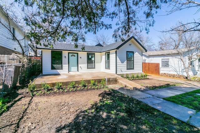 ranch-style home featuring a porch