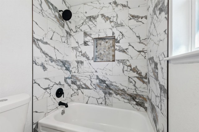 bathroom with tiled shower / bath and toilet