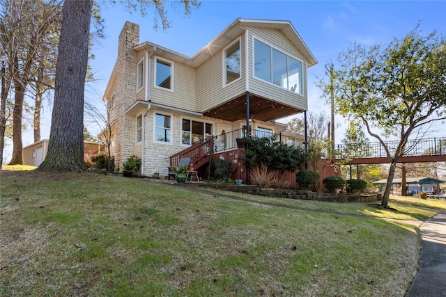 view of front of property featuring a front lawn