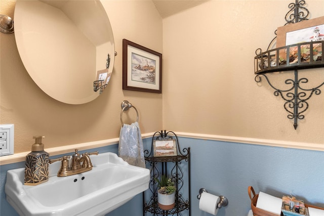 bathroom featuring sink