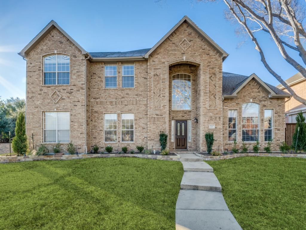 view of front of home with a front lawn