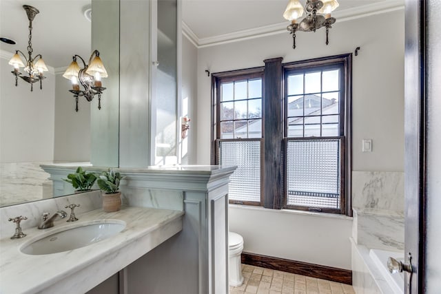 bathroom featuring sink, tiled tub, a chandelier, ornamental molding, and toilet