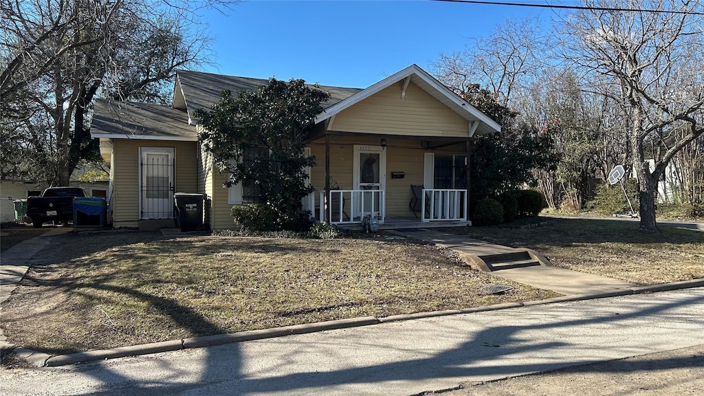 view of front of property with covered porch and a front lawn