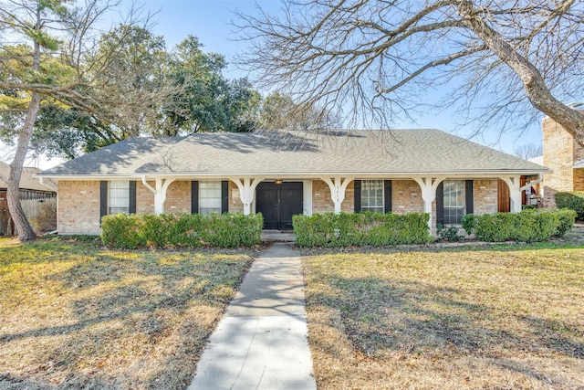 ranch-style home featuring a front lawn