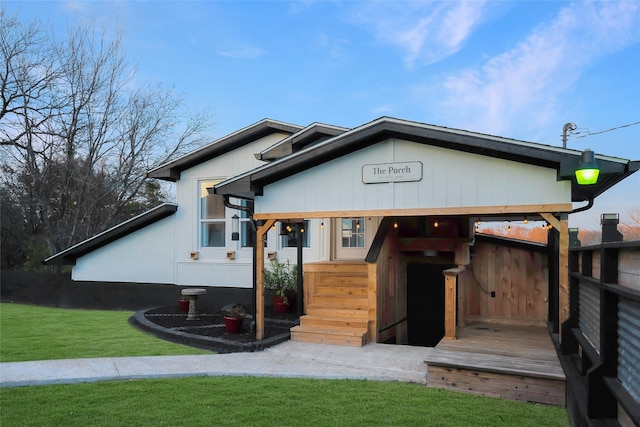 view of front of house featuring a front yard