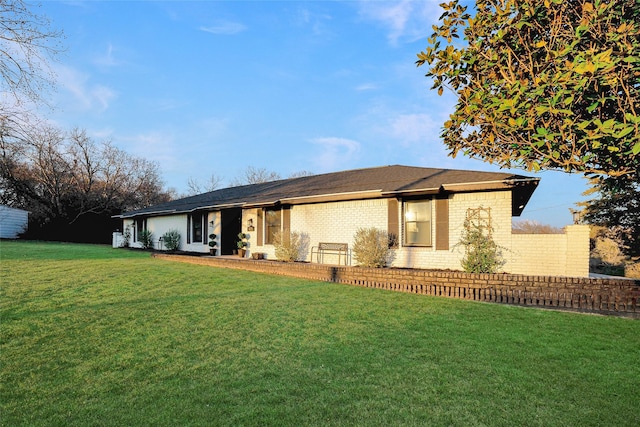 view of front of property featuring a front lawn