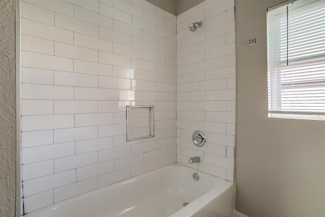 bathroom with tiled shower / bath