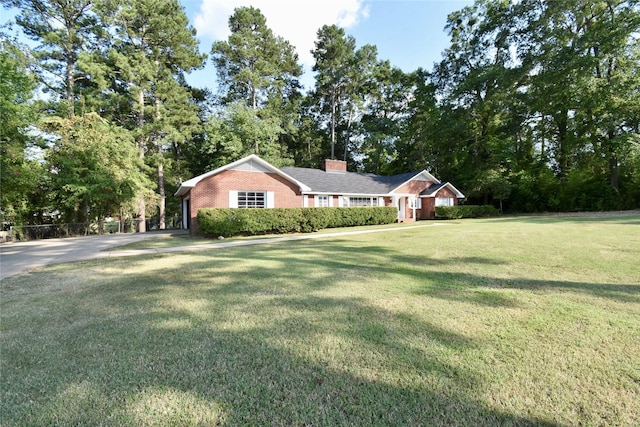 ranch-style home featuring a front lawn