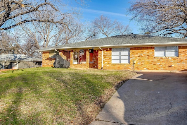 ranch-style house featuring a front lawn