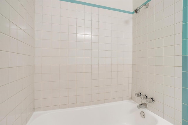 bathroom featuring tiled shower / bath combo