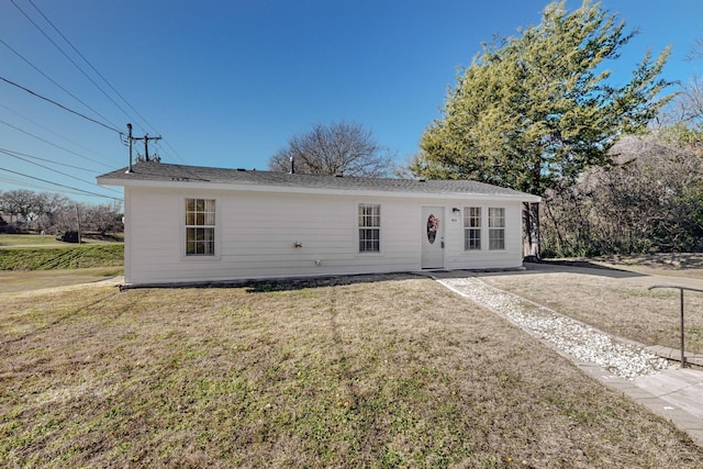 single story home with a front lawn