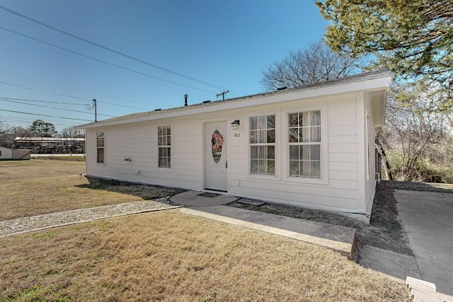 view of front facade with a front yard