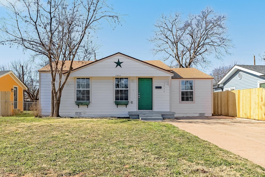 single story home with a front yard