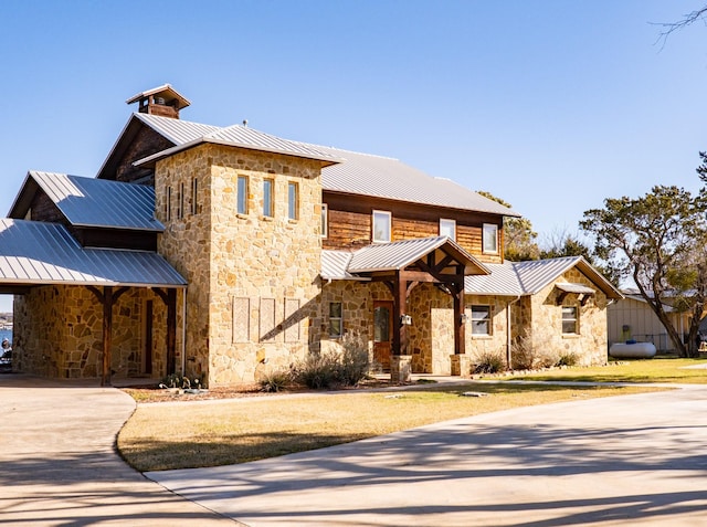 view of front facade with a front lawn