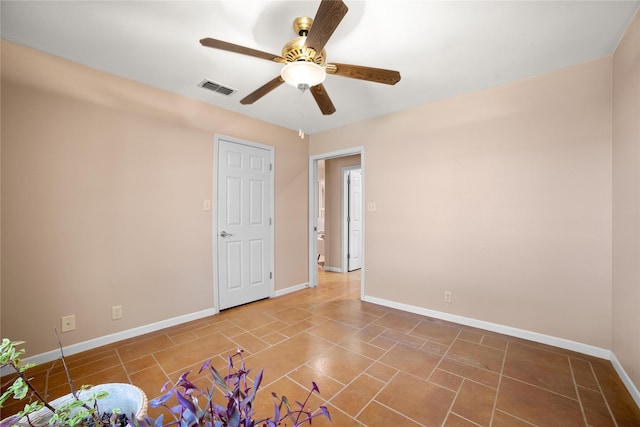 empty room featuring ceiling fan