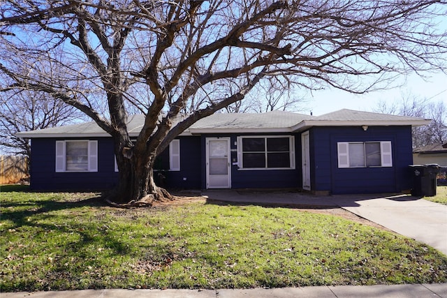 ranch-style house featuring a front lawn