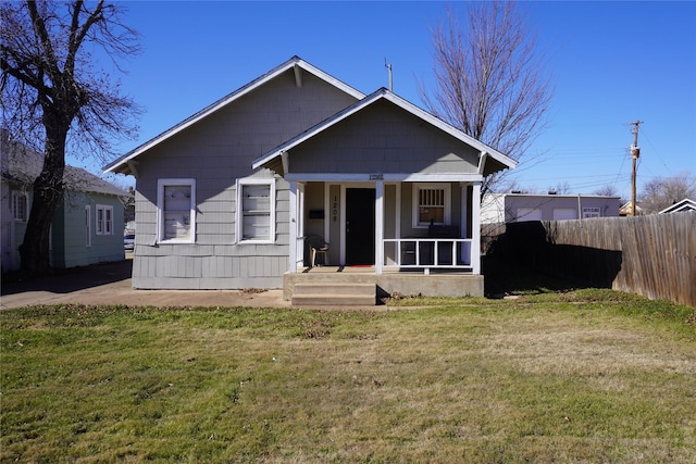 view of front of home featuring a front yard