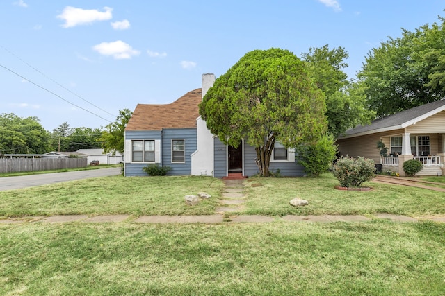 view of front facade featuring a front yard